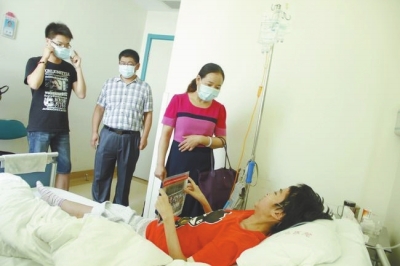 河大患白血病女生不能参加毕业合影 同学把她PS上