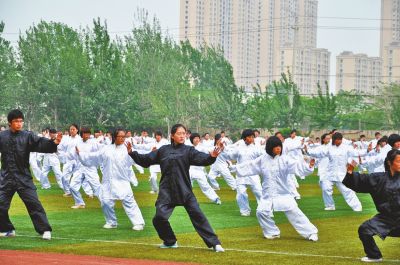 在河大太极拳比赛上，河大学子们演练太极拳。