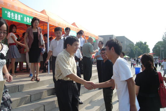 河南大学党委书记关爱与新生握手