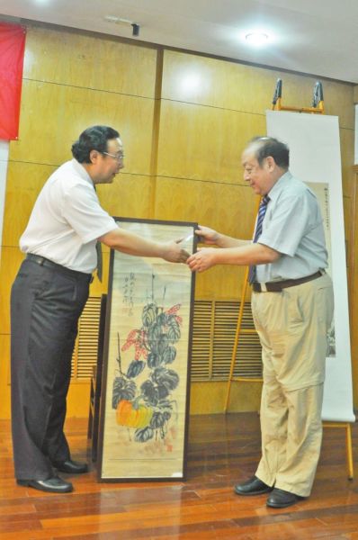 侯伯文先生右向河大捐赠齐白石画作