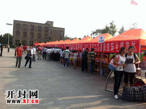 开学伊始，开封网联合河南大学和新浪微博，推出大型“微博报平安”活动。
