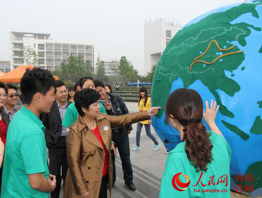 河南大学党委副书记王凌饶有兴致地参观地球环境模型展区