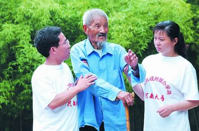 守墓者青丝变白发八旬翁寻人梦难圆(图)