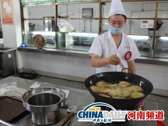 舌尖上的“擂台”赛:河大食堂厨师切磋烹饪技艺