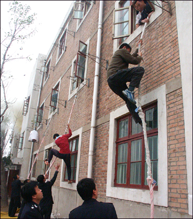 消防演习(组图)