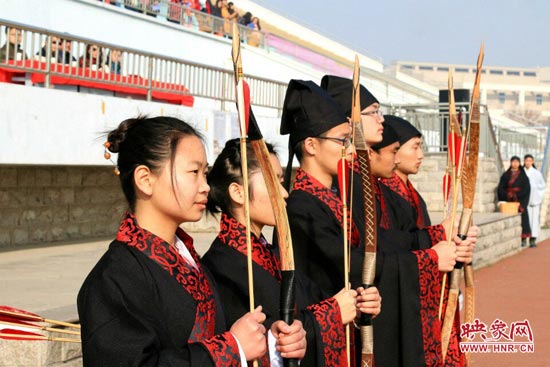 寒风中，射者精神抖擞。