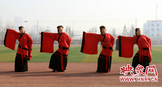 河大学子着汉服玩穿越 复原乡射礼