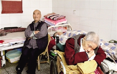 89岁老人照顾瘫痪妻女49年：我在一天就会守着