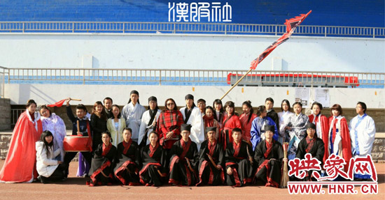 7日上午，河大学子复原的乡射礼在金明校区志义体育场精彩上演。