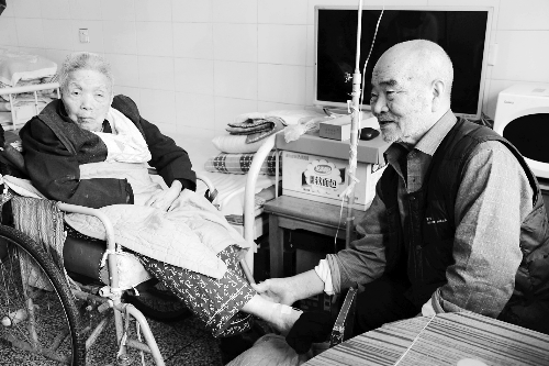 妻子脑萎缩女儿先天脑瘫 89岁教授照顾妻女多年